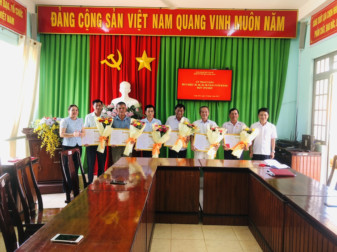 Đảng bộ Thị trấn Long Giao trao tặng huy hiệu Đảng đợt 19/5